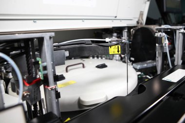 Modern bir laboratuvarda klinik ve teşhis ekipmanları. Laboratuvarın içinde bir fotoğraf var. Bilimsel araştırma. İnsansız fotoğraflar. Üst görünüm. Fotoğrafın yatay yönelimi.