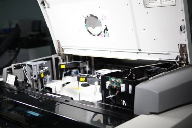 Modern bir laboratuvarda klinik ve teşhis ekipmanları. Laboratuvarın içinde bir fotoğraf var. Bilimsel araştırma. İnsansız fotoğraflar. Üst görünüm. Fotoğrafın yatay yönelimi.