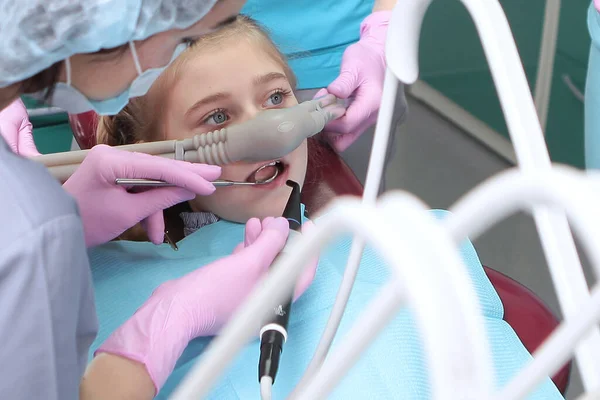 Inhalación Óxido Nitroso Odontología Una Niña Pequeña Una Cita Con — Foto de Stock