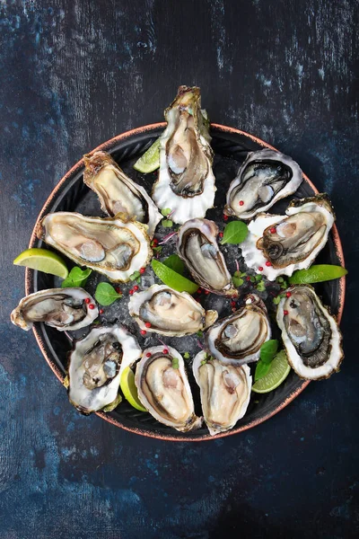 Frische Austern Mit Limette Auf Einem Runden Teller Austernsaison Meeresfrüchte — Stockfoto