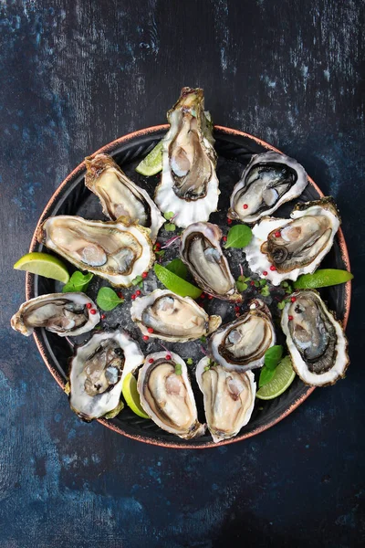 Fresh Oysters Lime Plate Oyster Season Seafood Dish Blue Background — Stock Photo, Image