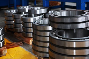 Fabrikada geniş çaplı yataklar hazırlandı. Yön tesisinin ürünleri. Ağır endüstri konsepti. İnsansız fotoğraflar.