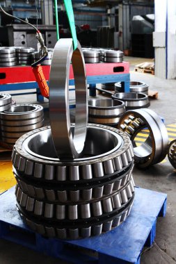 Fabrikada geniş çaplı yataklar hazırlandı. Yön tesisinin ürünleri. Rulman üretimi. Ağır endüstri konsepti. İnsansız fotoğraflar. Dikey fotoğraf..