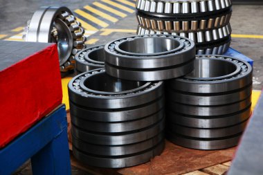 Geniş çaplı yataklar. Yön tesisinin ürünleri. Rulman üretimi. Ağır endüstri konsepti. İnsansız fotoğraflar.