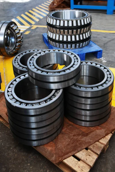 Geniş çaplı yataklar. Yön tesisinin ürünleri. Rulman üretimi. Ağır endüstri konsepti. İnsansız fotoğraflar. Dikey fotoğraf..