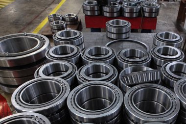 Fabrikada çok sayıda hazır yol gösterici var. Farklı boyutlarda taşıyıcılar. Taşıma tesisinin bitmiş ürünleri. Ağır endüstri konsepti. Metal ürünler.