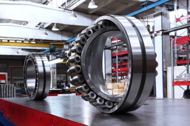 Fabrikada hazır büyük çaplı yataklar. Taşıma tesisinin ürünleri. Ağır sanayi konsepti..