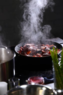 Kızartma panosunda koca bir ahtapot. Deniz ürünleri pişiriyorum. Düşük kalorili yemek. Deniz ürünleri pişirme konsepti. Boş alan. Dikey fotoğraf.