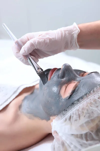 Kosmetikerin Verwendet Pinsel Kosmetische Maske Auf Das Gesicht Der Frau — Stockfoto