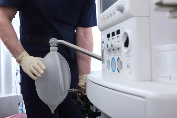 Анестезіолог Реаніматолог Перевіряє Єднує Пристрій Штучної Вентиляції Легенів Підготовка Хірургічного — стокове фото