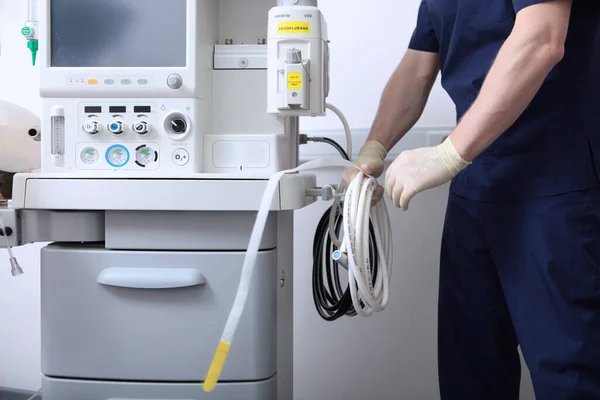 Анестезіолог Реаніматолог Єднує Пристрій Штучної Вентиляції Легенів Підготовка Хірургічного Втручання — стокове фото