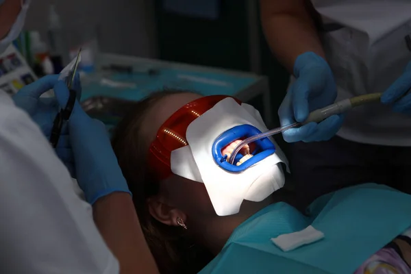 Προετοιμασία Του Ασθενούς Για Λεύκανση Δοντιών Διαδικασία Λεύκανση Δοντιών Οδοντιατρική — Φωτογραφία Αρχείου