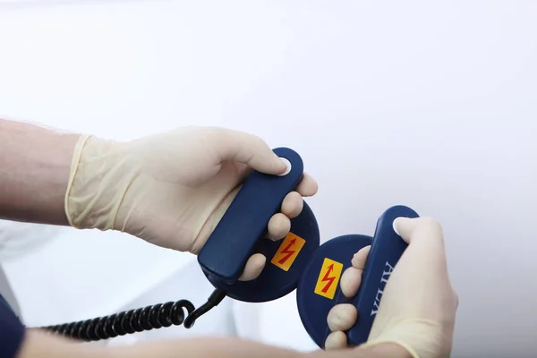 Eletrodos Estão Nas Mãos Ressuscitador Salvando Uma Vida Conceito Saúde — Fotografia de Stock