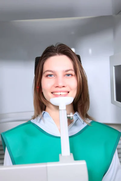 Paciente Uma Clínica Odontológica Tira Uma Foto Panorâmica Dos Dentes — Fotografia de Stock