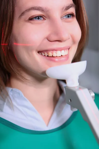 Patiënt Een Tandheelkundige Kliniek Maakt Een Panoramische Foto Van Tanden — Stockfoto