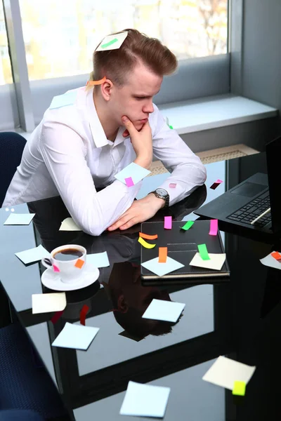 Empresário Frustrado Senta Uma Mesa Frente Laptop Notas Autocolantes Estão — Fotografia de Stock