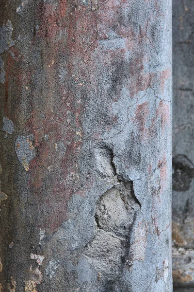 Close-up de uma coluna de concreto destruída pelo tempo.Estrutura arquitetônica destruída. Colunas feitas de concreto. Rachaduras profundas e gesso em rugo.Foto vertical. — Fotografia de Stock