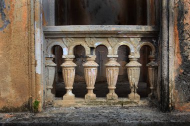 Mahvolmuş balkon. Beton balyaları. Alçıda çatlaklar var. Yıkım izleri. Eski bina. Grunge geçmişi..