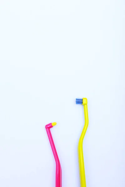 ブラシを洗浄するためのブラシ 歯ブラシだ 口腔衛生 コピースペース 上からの眺め 垂直写真 — ストック写真