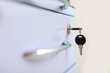 Anahtar anahtar deliğinde sıkışmış. Komodinin çekmecesinde bir anahtar var. Gizli dokümanlar ya da ilaçların depolandığı bir yer. Odaklanamıyorum.