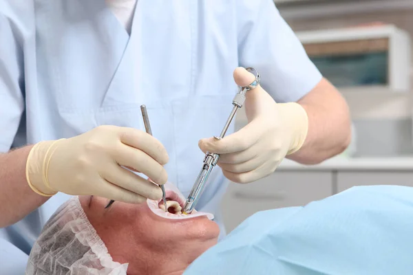 Οδοντίατρος Κάνει Μια Ένεση Αναισθητικού Χέρια Λαστιχένια Γάντια Σύριγγα Ανοιχτό — Φωτογραφία Αρχείου