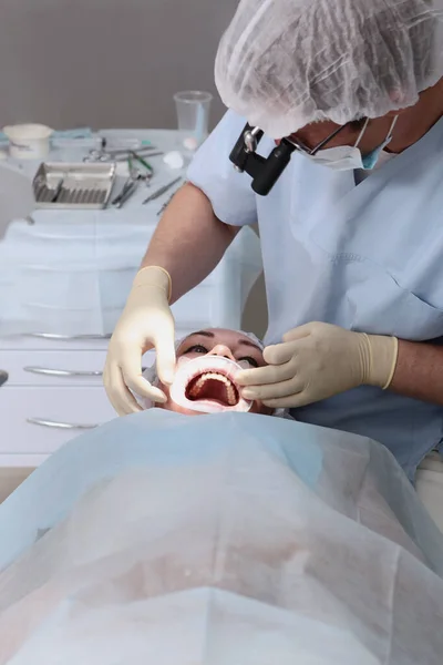Οδοντίατρος Κιάλια Γιατρός Βάζει Τον Συσπειρωτήρα Στο Στόμα Του Ασθενούς — Φωτογραφία Αρχείου