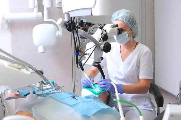 Tratamento dentário com microscópio.Odontologia moderna. Tratamento preciso de doenças complexas. — Fotografia de Stock