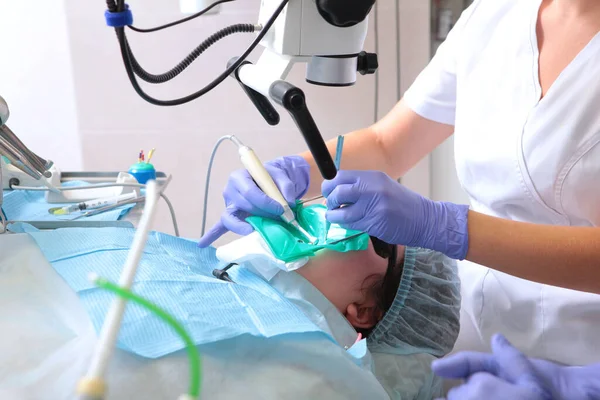 Tratamento dentário com microscópio.Odontologia moderna. Tratamento preciso de doenças complexas. — Fotografia de Stock