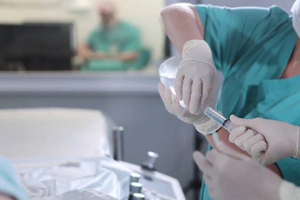 Enjeksiyonun Hazırlanması Şırınga Doktorların Elinde Operasyon Birimi Tanımlanamayan Kişiler Boşluğu — Stok fotoğraf
