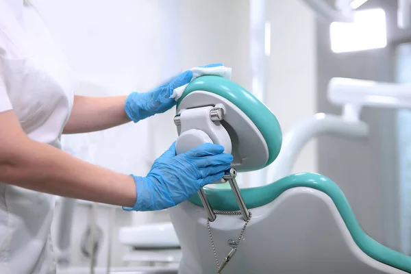 歯科助手は歯の椅子を拭く 歯科機器の消毒 医療の概念 認識できない人 — ストック写真
