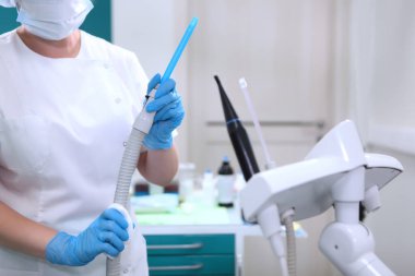 Diş asistanı diş tellerini siler. Diş teçhizatı dezenfeksiyonu. Sağlık hizmeti konsepti. Tanımlanamayan kişi. Sadece koruyucu eldivenli eller..