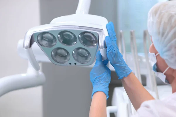 Assistente Odontológico Limpa Desinfeta Equipamentos Odontológicos Desinfecção Clínica Dentária Conceito — Fotografia de Stock