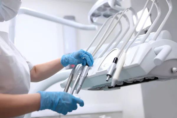 Desinfecção Equipamentos Odontológicos Assistente Dentário Limpa Braço Dental Móvel Com — Fotografia de Stock