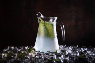 Salatalık ve naneli ev yapımı limonata. Tazeleyici içecek. Cam sürahide limonata. Uzayı kopyala VDetox içeceği.