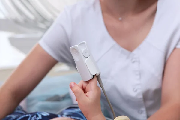 Προετοιμασία Του Παιδιού Για Χειρουργική Επέμβαση Συσκευή Για Μέτρηση Της — Φωτογραφία Αρχείου