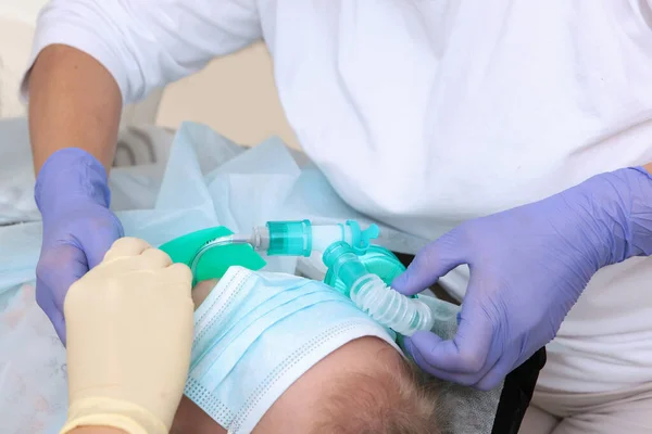 Ventilação Artificial Dos Pulmões Rosto Criança Está Coberto Com Uma — Fotografia de Stock