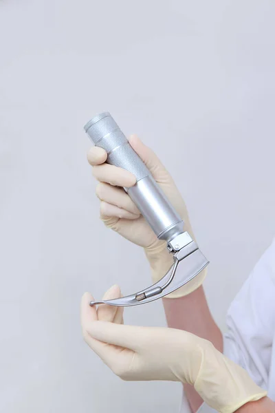 의사의 Tracheal Intribubation Apparatus 장갑을 준비요 — 스톡 사진