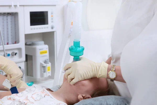 Légcső Intubálása Gyermek Lélegeztetőgéphez Van Kötve Készülök Műtétre Általános Érzéstelenítés — Stock Fotó