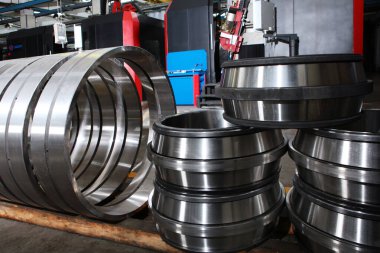 Geniş çaplı hazır yataklar. Ağır endüstri konsepti. İşlem Makinesi yükleniyor. Metal ya da çelik ürünleri. Tesisin içinde çekilmiş fotoğraflarımız var. Boşluğu kopyala.