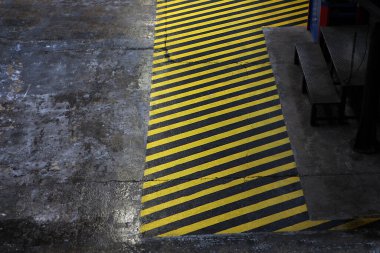 Fabrikada dolaşmak için güvenli bir yer. Atölyelerde işaretler ve işaretler. İş Güvenliği ve Sağlık..