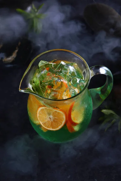 Mojito Clássico Ilimonada Não Alcoólica Limonada Caseira Frutos Frescos Jarro — Fotografia de Stock