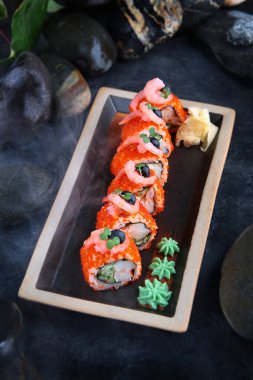 California karidesli rulo. Geleneksel Japon yemekleri. Karides, tobiko havyarı ve salatalık. Sağlıklı yiyecekler. Restoran menüsü konsepti. Dikey fotoğraf. Üst görünüm.