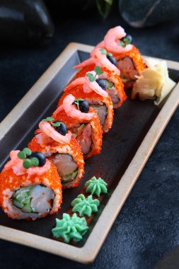 California karidesli rulo. Geleneksel Japon yemekleri. Karides, havyar ve salatalık. Sağlıklı yiyecekler. Restoran menüsü konsepti. Dikey fotoğraf. Üst görüntü..