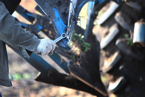 Eliminação Avarias Durante Trabalho Campo Uma Chave Nas Mãos Condutor — Fotografia de Stock