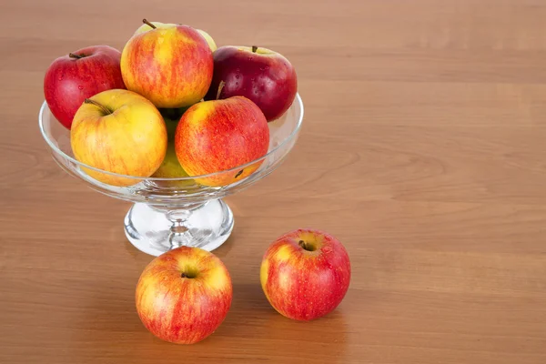 Manzanas frescas en el vaso —  Fotos de Stock