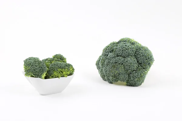 Broccoli freschi in una ciotola di porcellana — Foto Stock