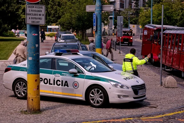 Polis arabası Bratislava sokakta polis memuru ile 