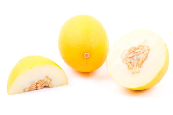 Melone giallo fresco con metà — Foto Stock