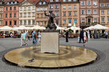 Polonya'da Varşova'nın tarihi kent merkezinde denizkızı heykeli