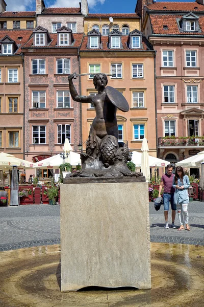 Памятник русалке в центре Старого города Варшавы в Польше — стоковое фото